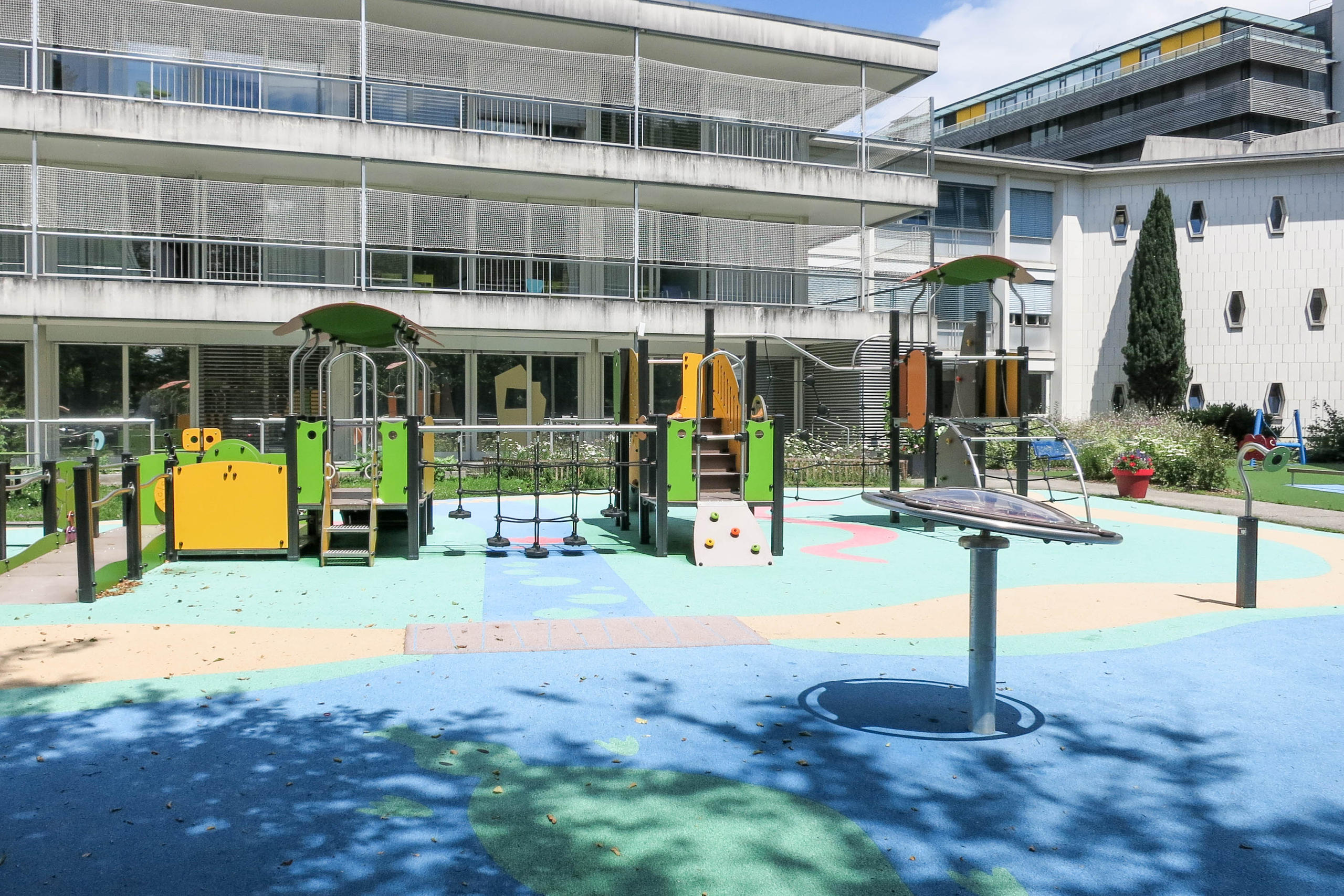 Parco giochi e sullo sfondo l edificio dell Ospedale pediatrico di Ginevra