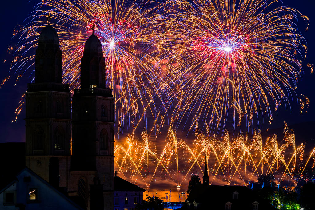 fuochi d artificio a Zurigo con in primo piano le torri della cattedrale.