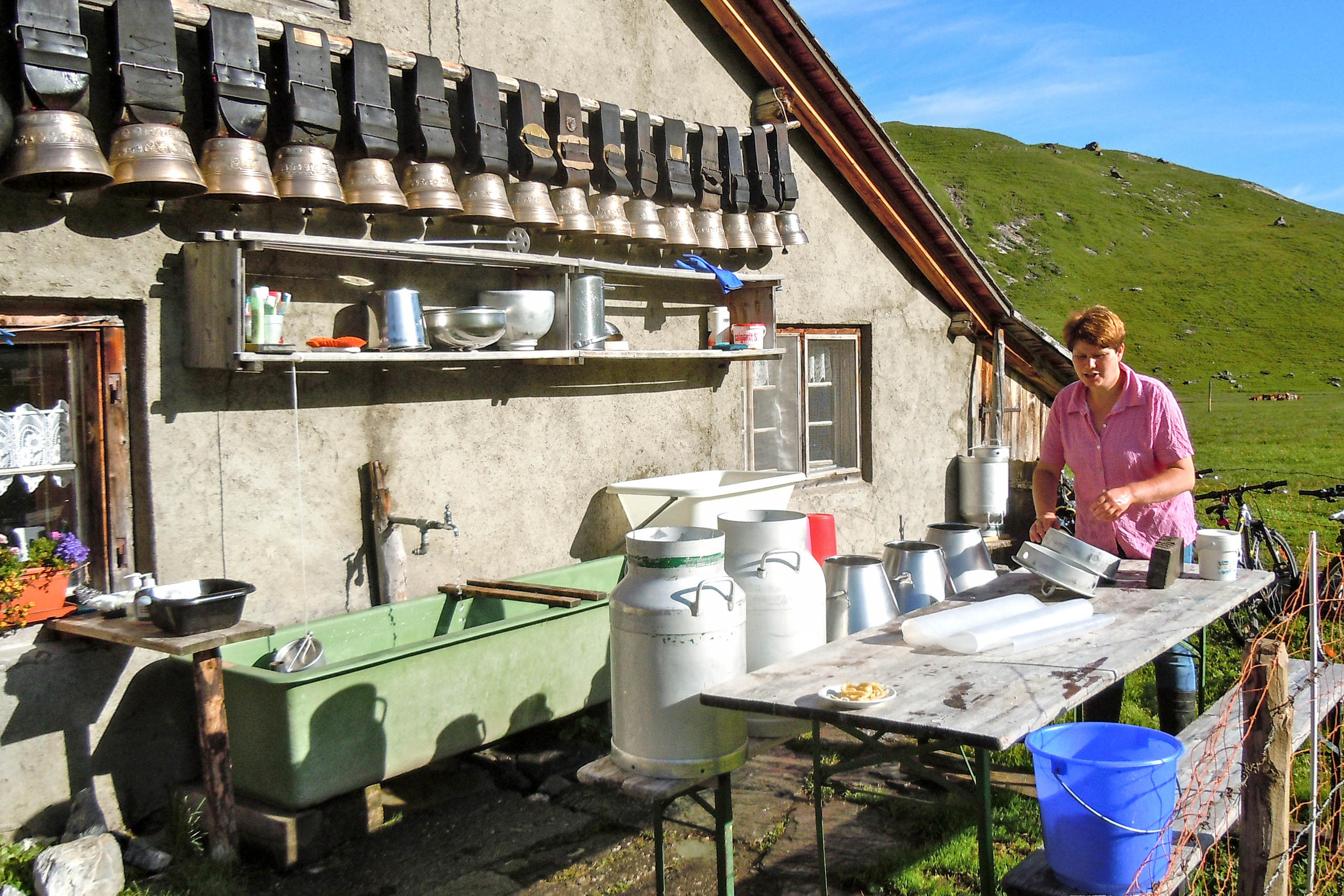 Tanja Aellig bei Auswaschen des Milchgeschirrs