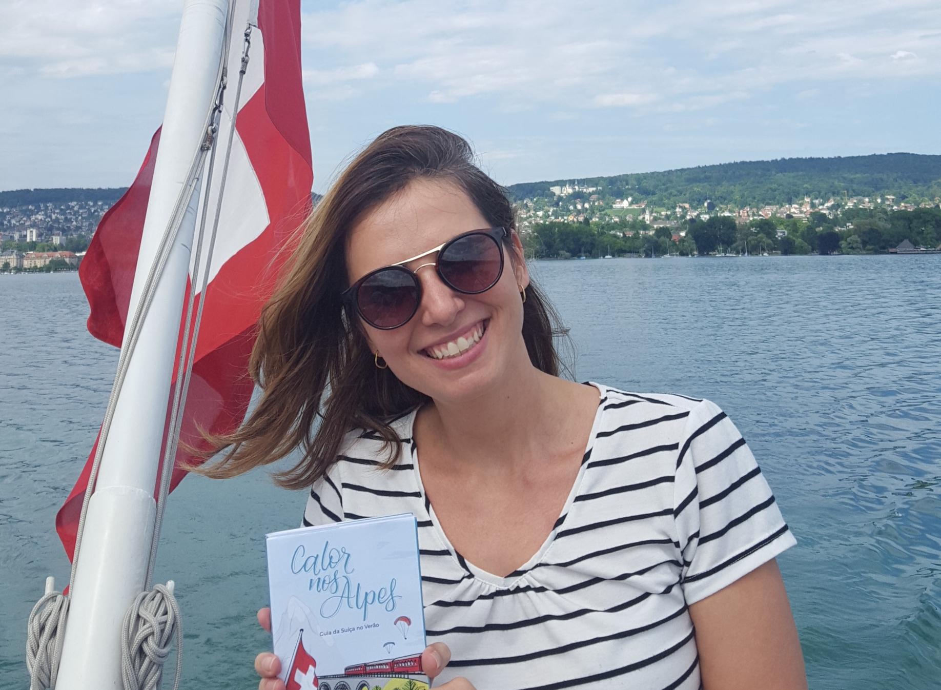 Juliana Guimarães com o seu livro Calor nos Alpes, fotografada em Zurique.