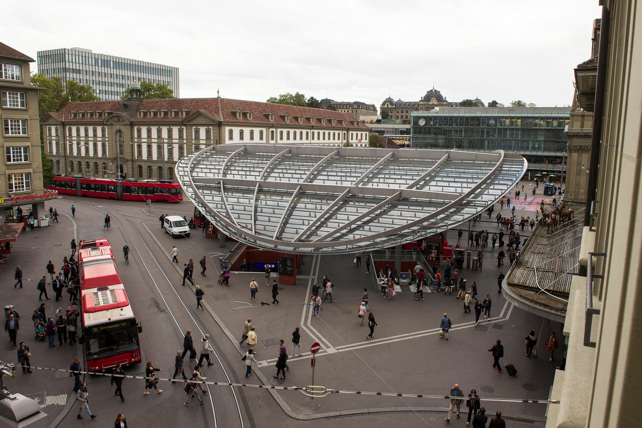 Blick auf Glasbaldachin über Berner Bahnhofsplatz