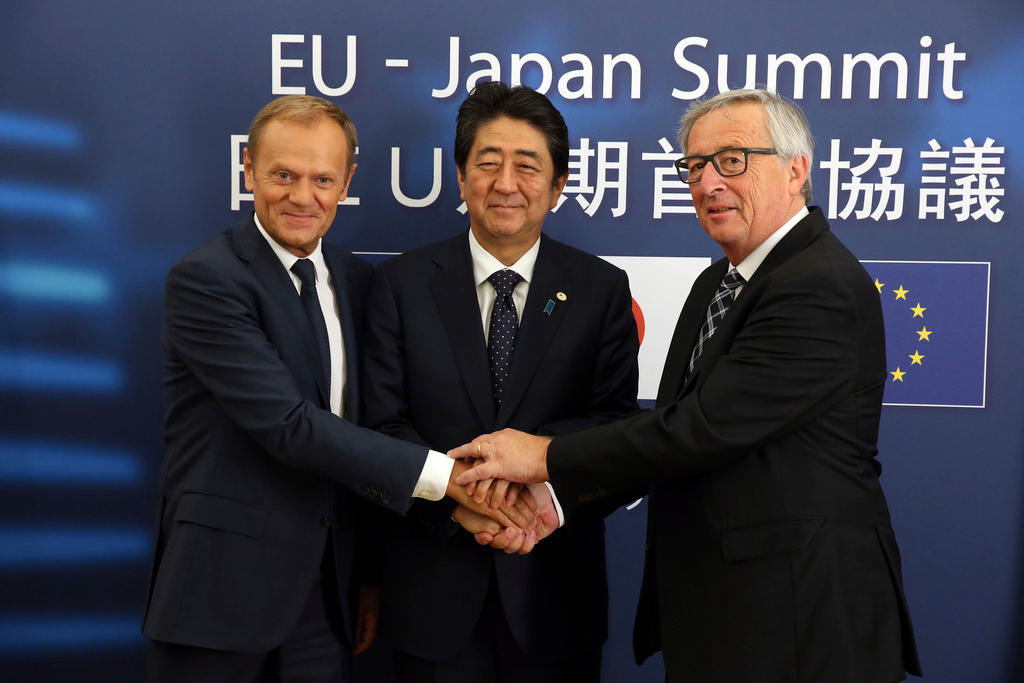 Donald Tusck, Shinzo Abe e Jean-Claude Juncker dopo l annuncio dell intesa di principio sull Accordo di libero scambio Ue-JAP