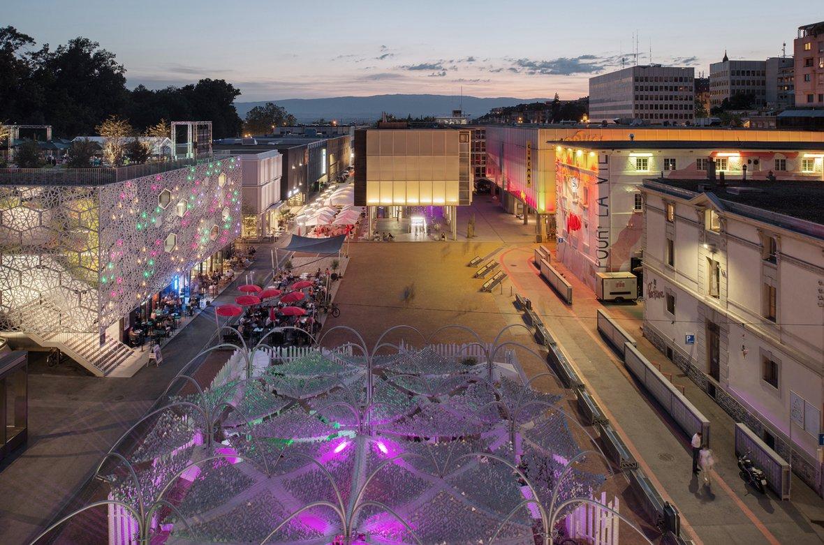 Modernes Quartier in Abendstimmung