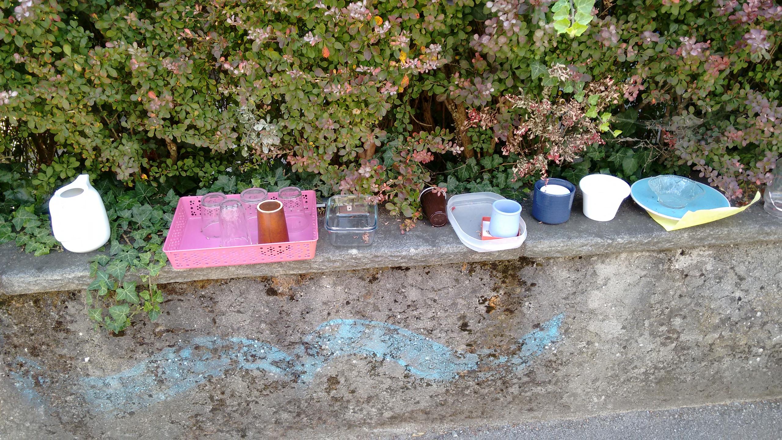 Objetos diversos oferecidos na rua