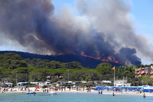 Más de 10.000 evacuados por los incendios en el sur de Francia - SWI ...
