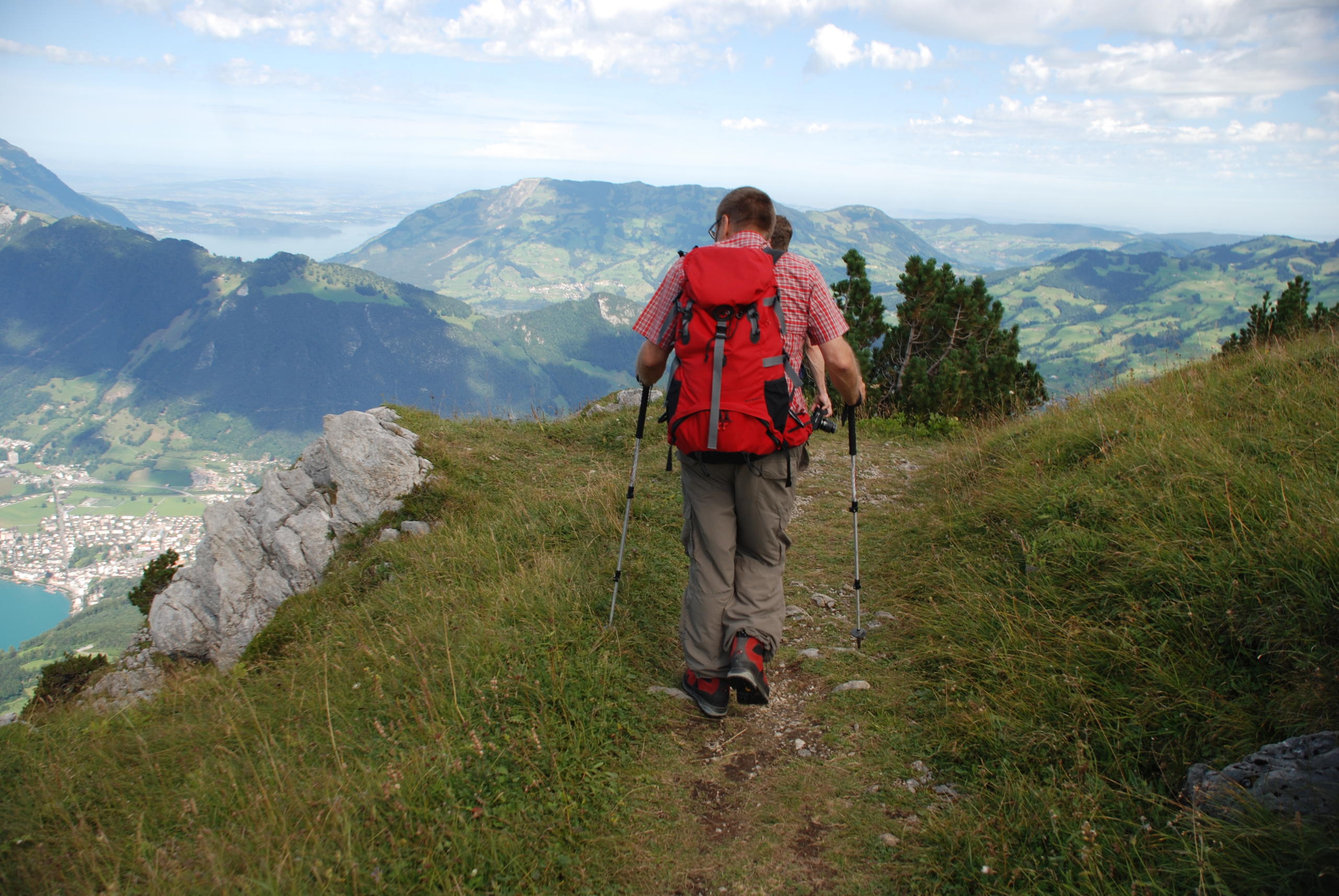 Pessoas caminhando em uma trilha de montanha na Suíça.