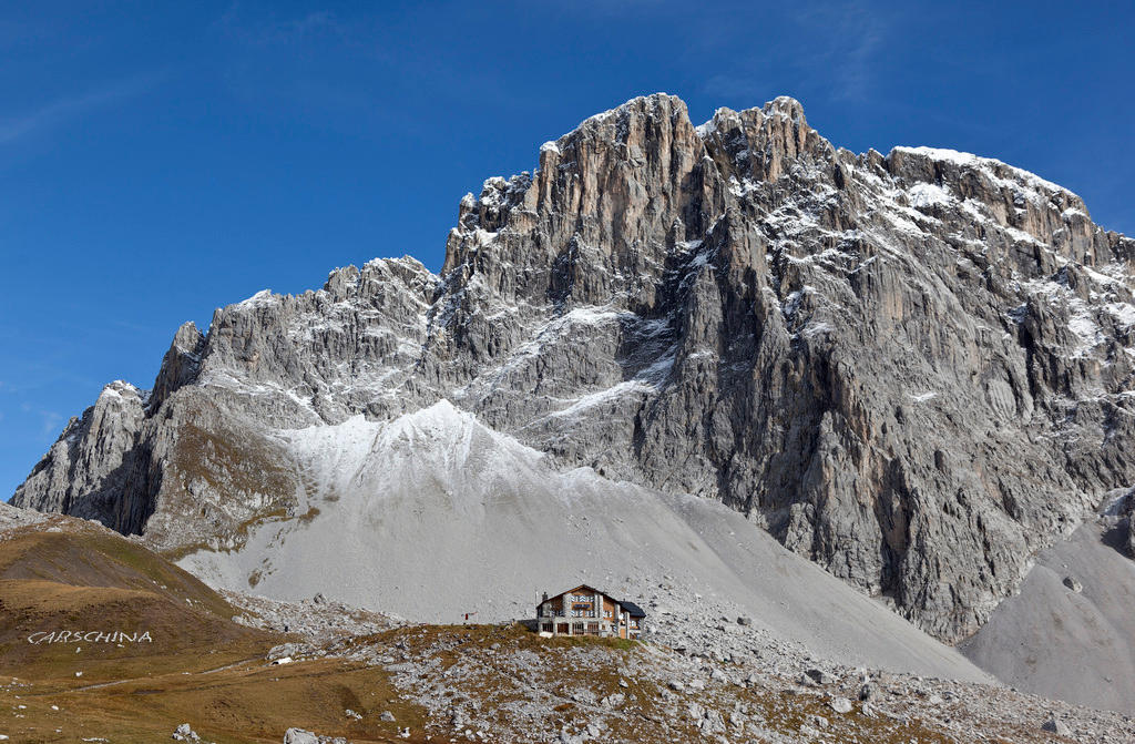 Cabane avec la montagne en arrière-plan.