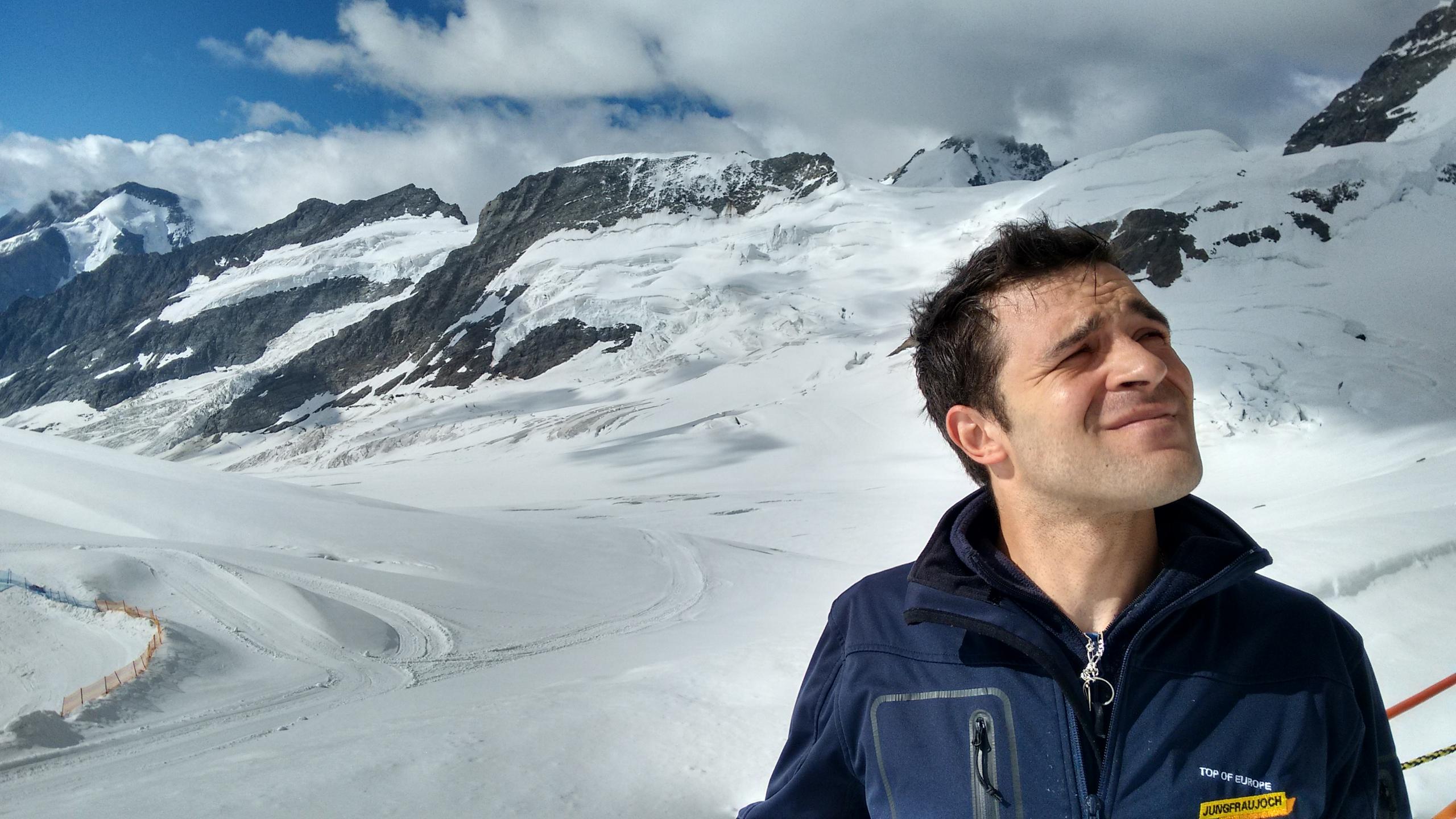 José Pereira dos Santos frente ao glaciar de Aletsch e cumes das montanhas dos Alpes bernenses.