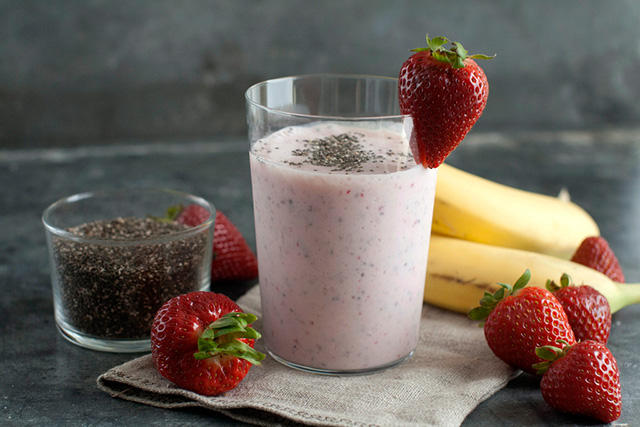 Un vaso de batido de plátano, fresas y chía