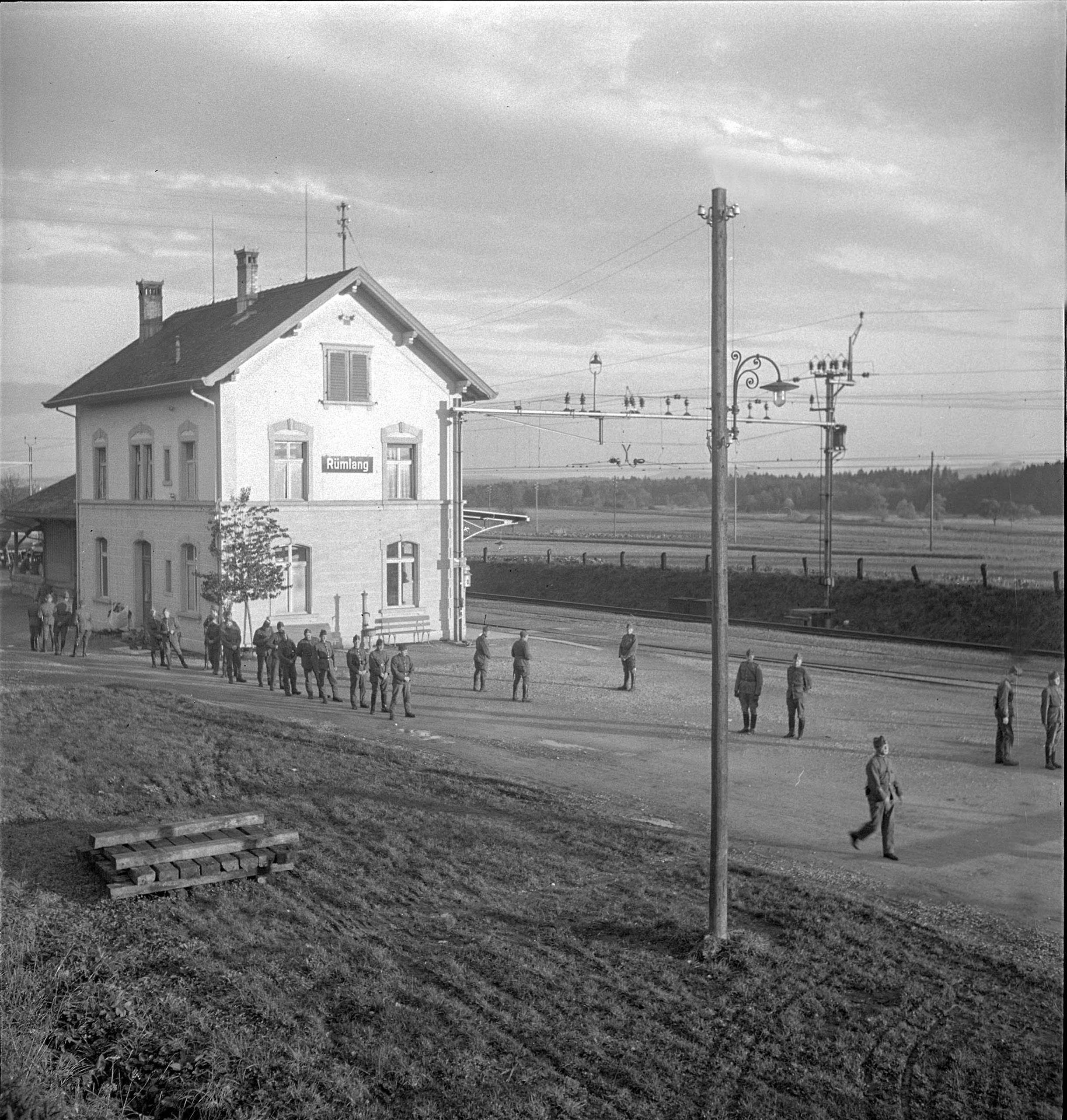 吕姆朗(Rümlang)火车站的士兵,1939年。