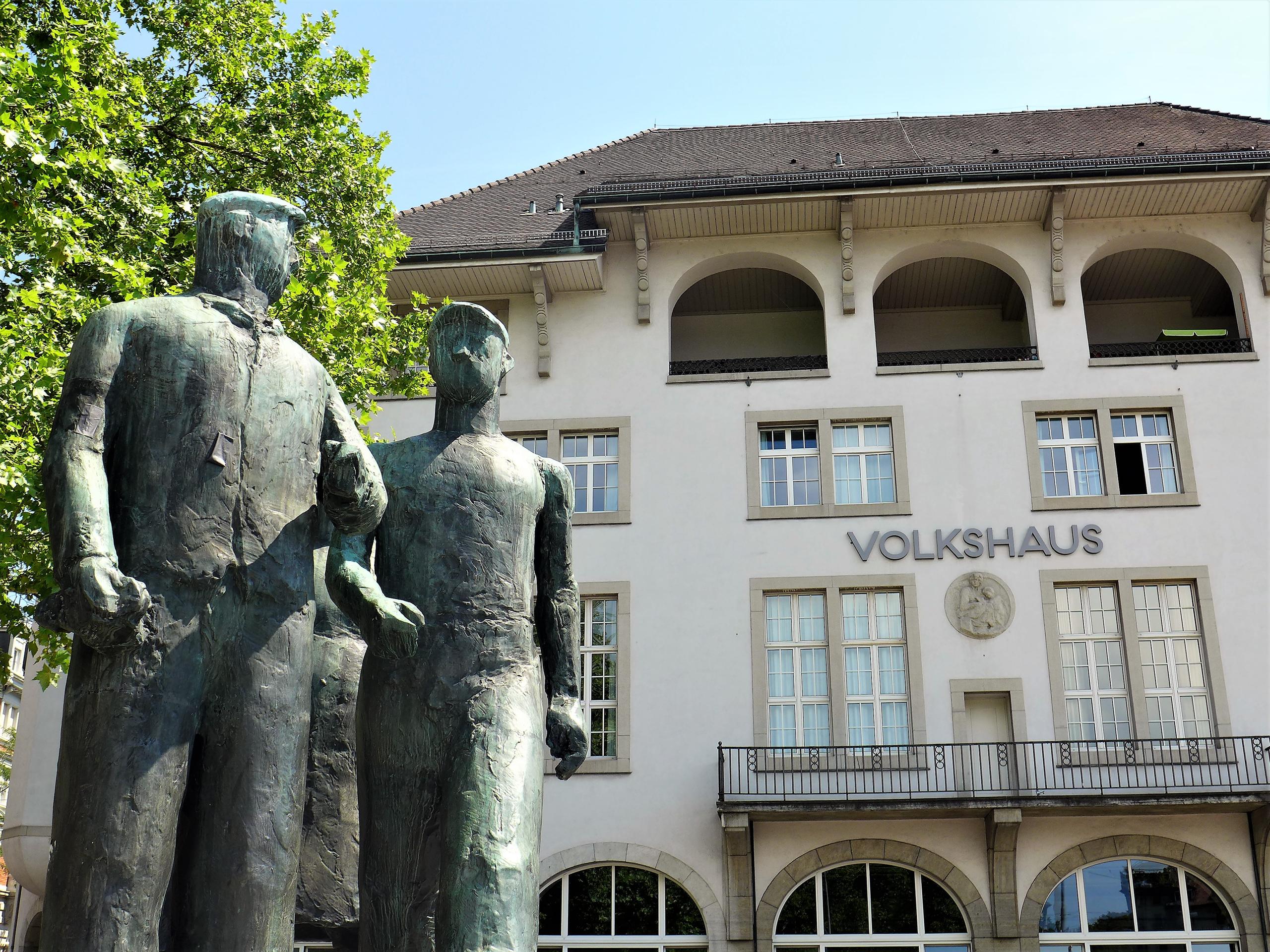 Dos estatutas de obreros frente a la Volkshaus de Zúrich