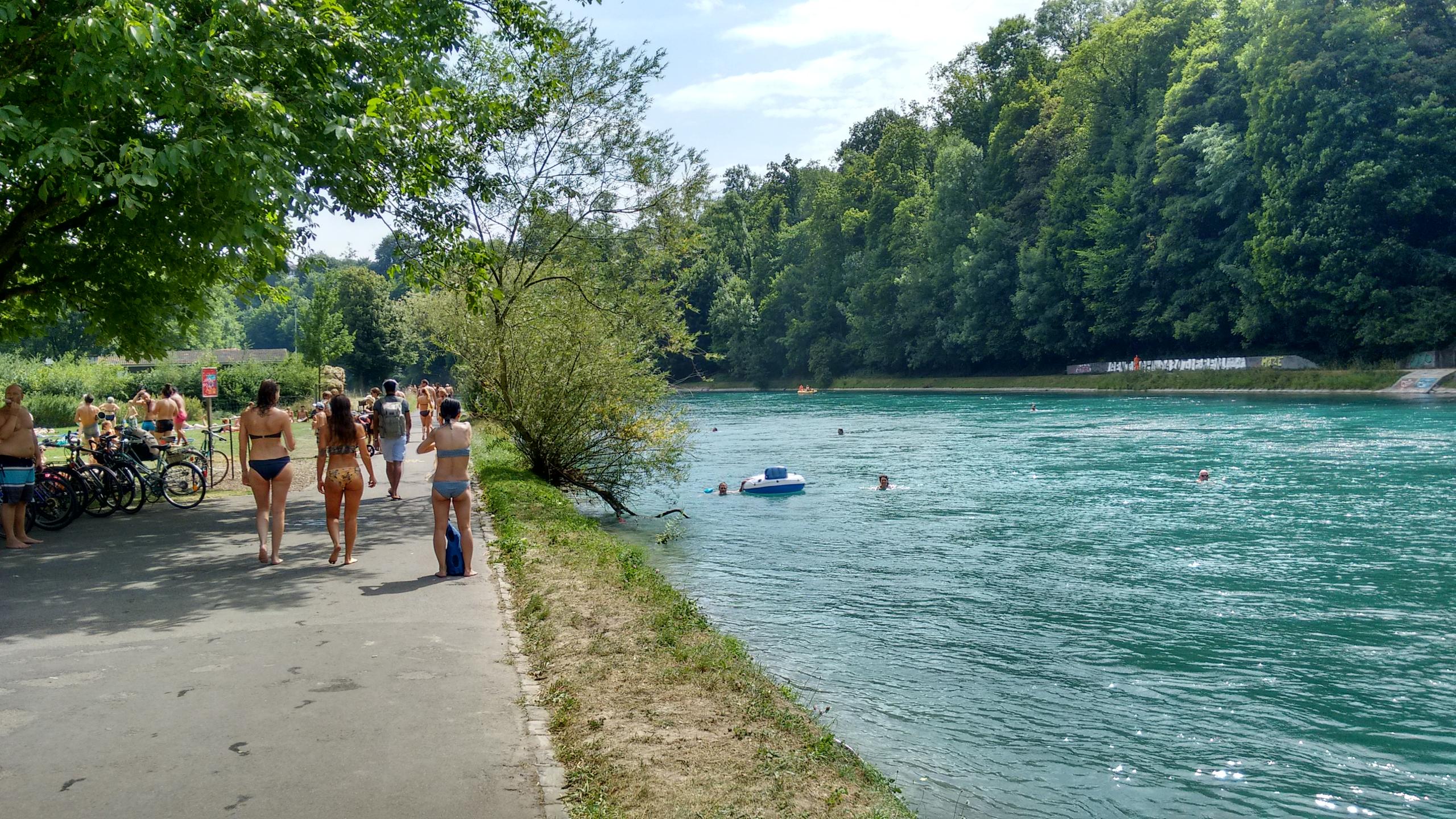 Rio Aare com banhistas em Berna