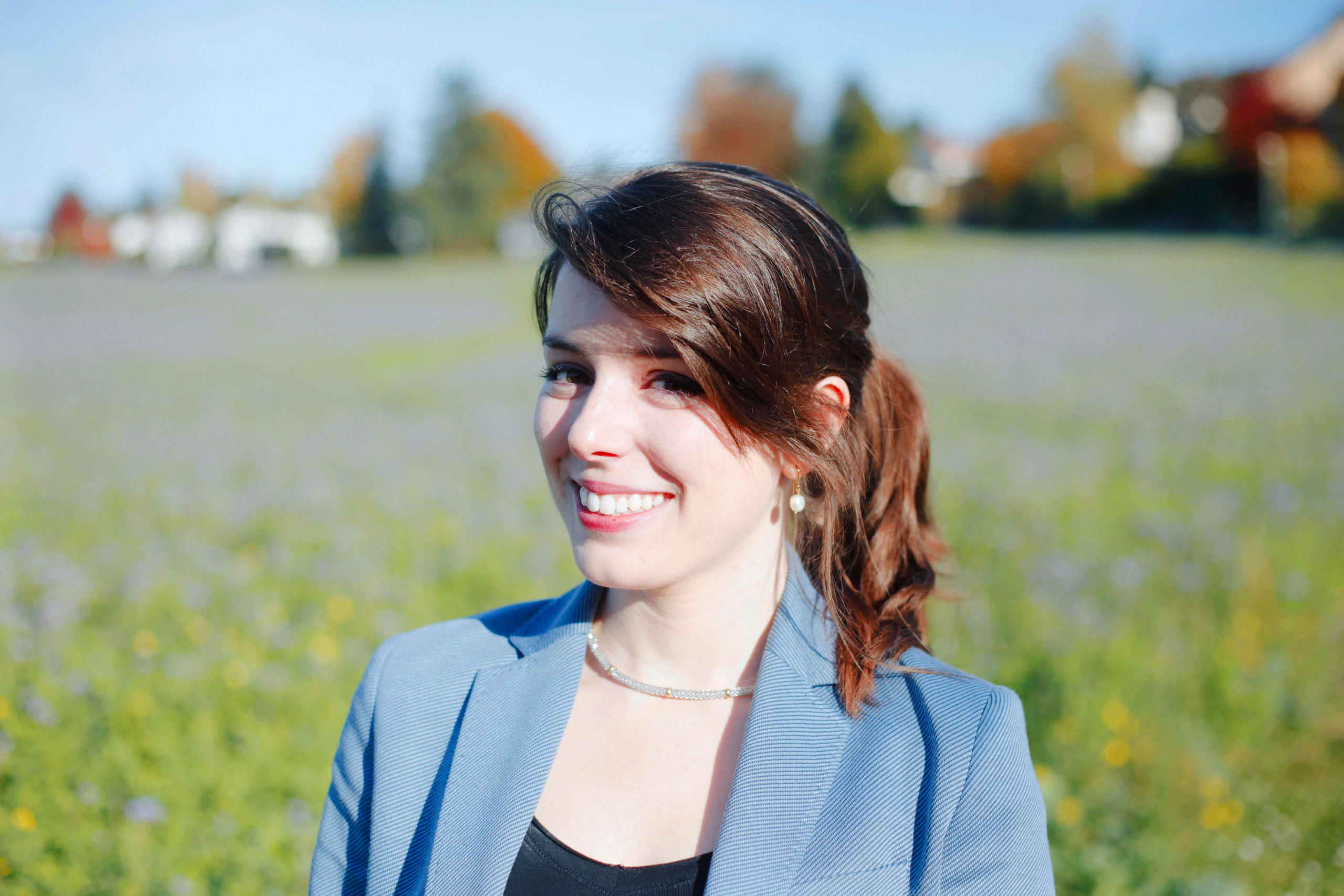 Sara Martínez con un paisaje verder al fondo