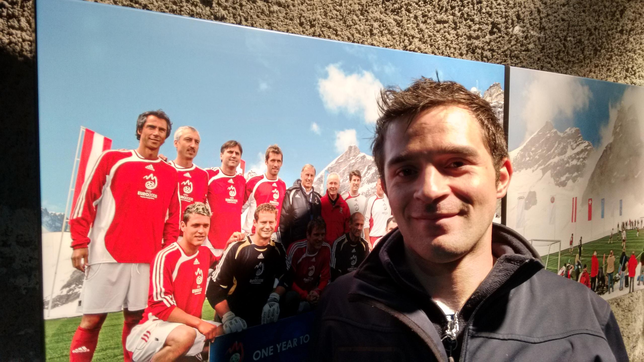 José com a foto de jogadores de futebol que estiveram no Jungfraujoch