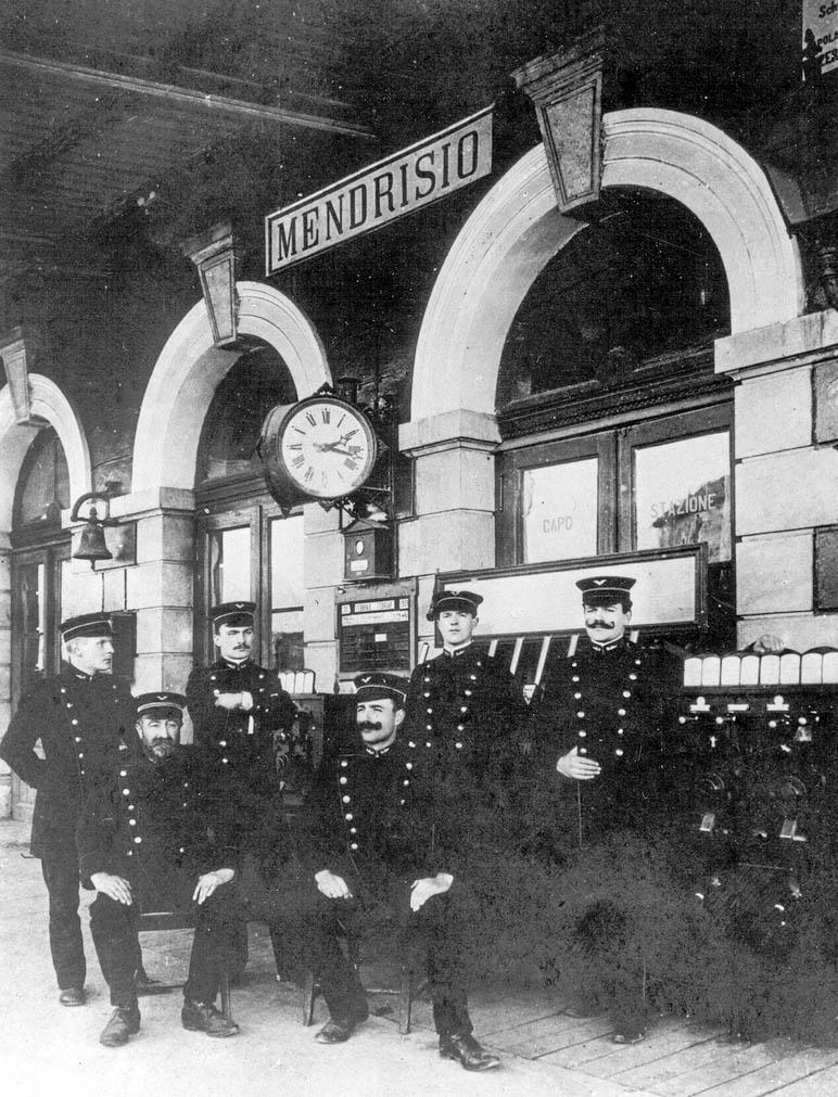 Personale delle FFS in posa alla stazione di Mendrisio