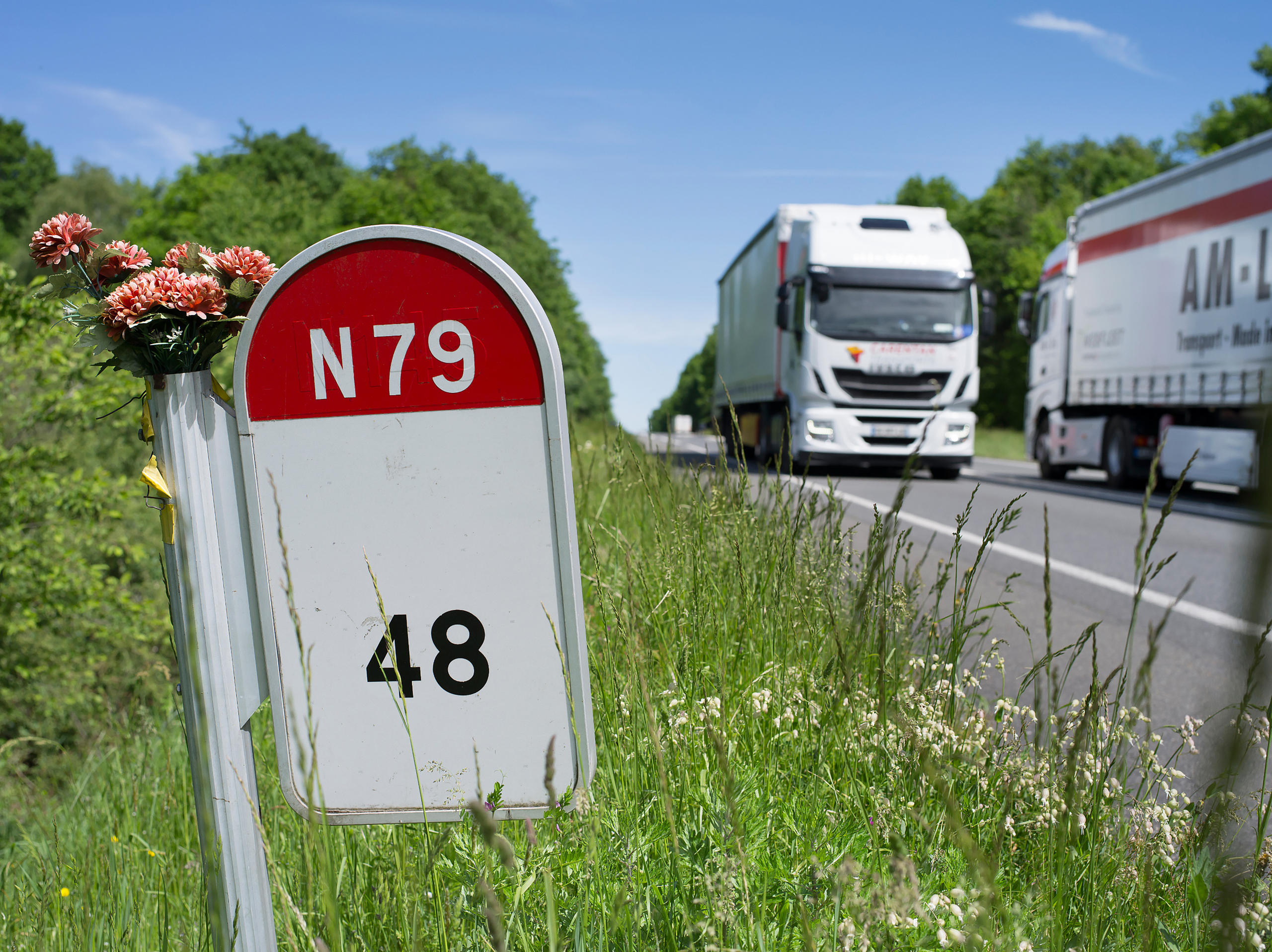 Señalización del kilómetro 48 en la carretera nacional 79 en Francia