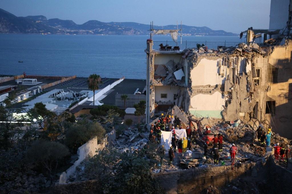 Vigili del fuoco al lavoro tra le macerie della palazzina crollata a Torre Annunziata, Napoli.