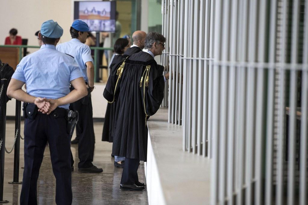 Avvocati difensori parlano con i loro assistiti dietro le sbarre, nell aula bunker di Rebibbia, Roma.