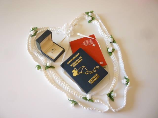 anillo de compromiso y dos pasaportes, uno suizo, uno guatemalteco