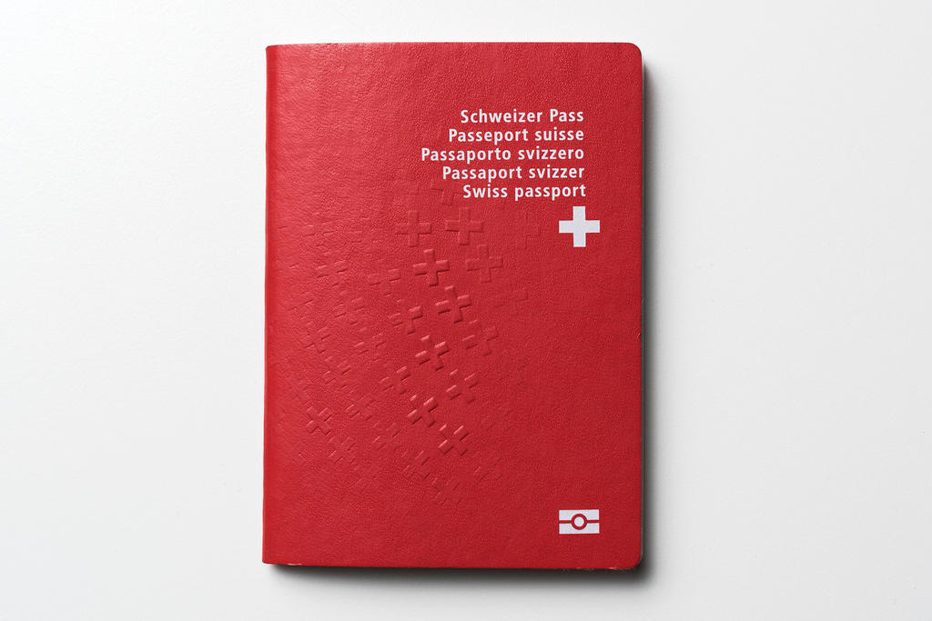 Ottenere il passaporto svizzero diventerà più difficile dal primo gennaio 2018. Così le domande di naturalizzazioni sono aumenta
