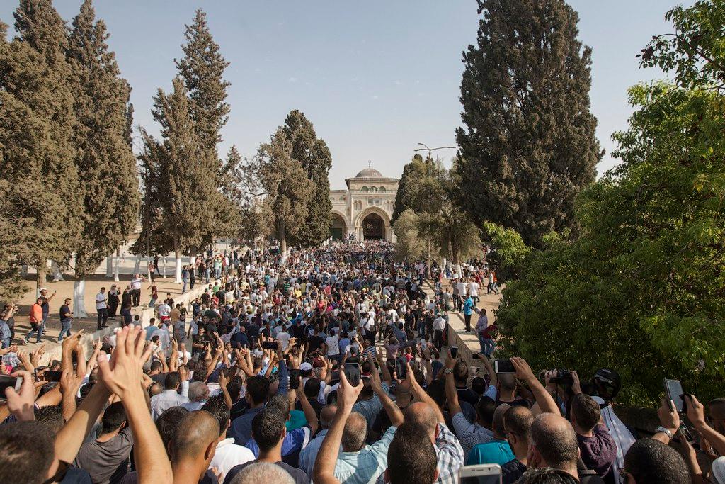 Fedeli e manifestanti si dirigono verso la Spianata delle Moschee in Città vecchia a Gerusalemme.