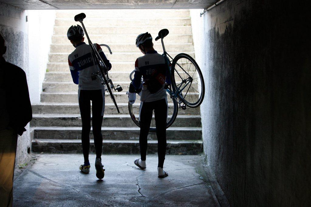 Due ciclisti nel sottopassaggio del velodromo di Oerlikon.