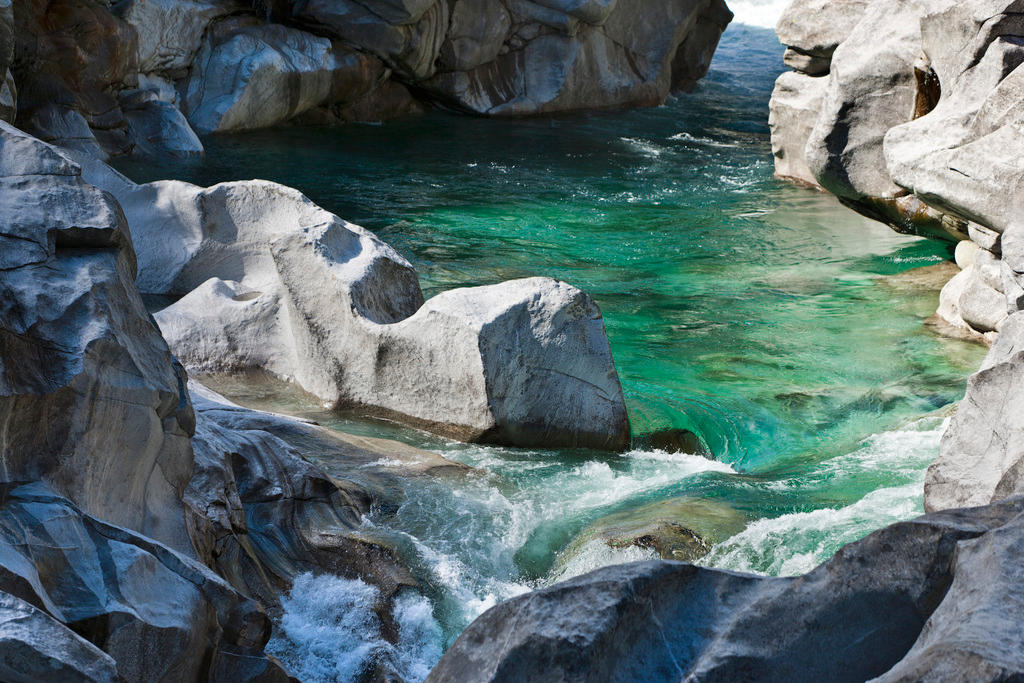 La Val Verzasca, grazie a un video virale, è stata presa d assalto dai turisti lombardi