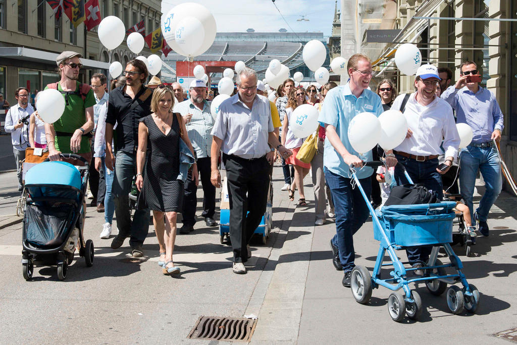 Campaigners with balloons and prams strolling through Bern