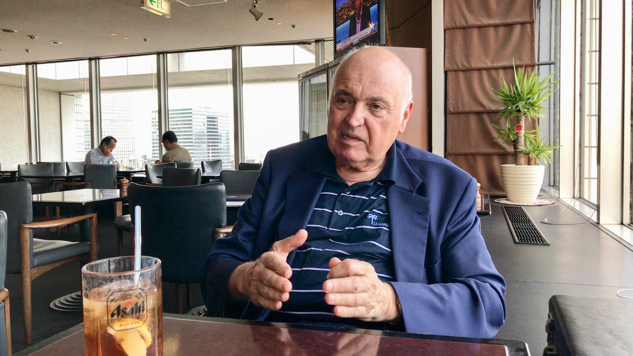 Kurt E. Sieber durante l’intervista in un caffè di Tokyo.