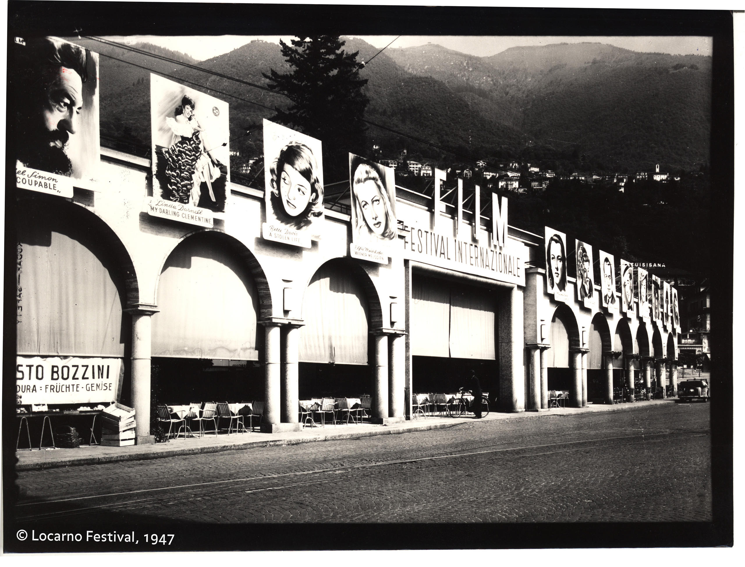 １９４７年、ロカルノの駅前広場に掲げられる映画スターの大型ポスター