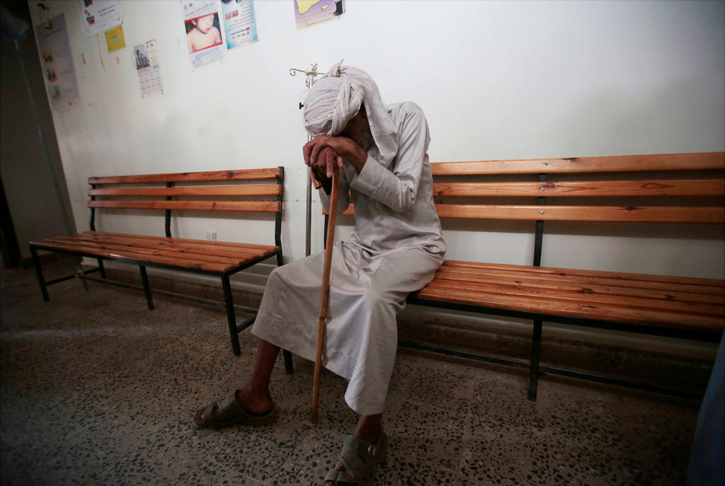 رجل يمني في انتظار العلاج