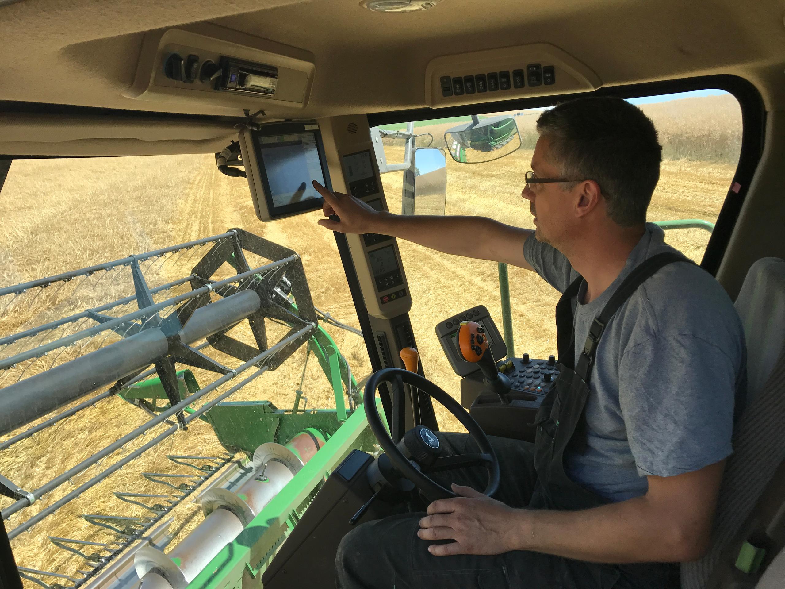 Agrarunternehmer Cédric Romon im Cockpit seines Hightech-Mähdreschers.