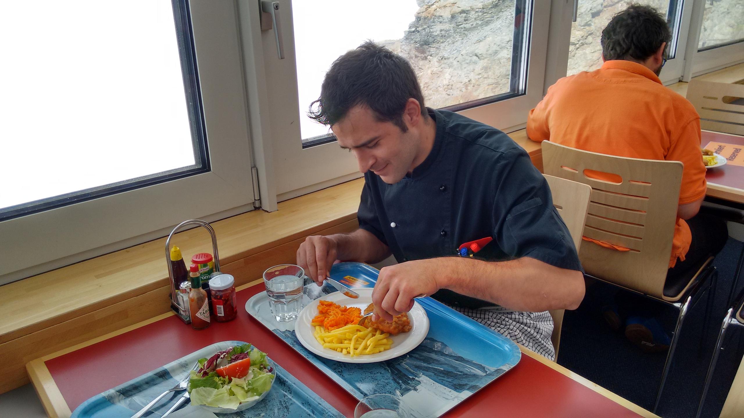 José comendo na hora do almoço