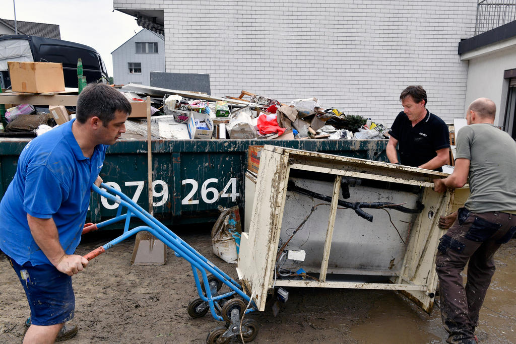 アールガウ州ツォフィンゲンのユルクハイムで片付ける人々のようす