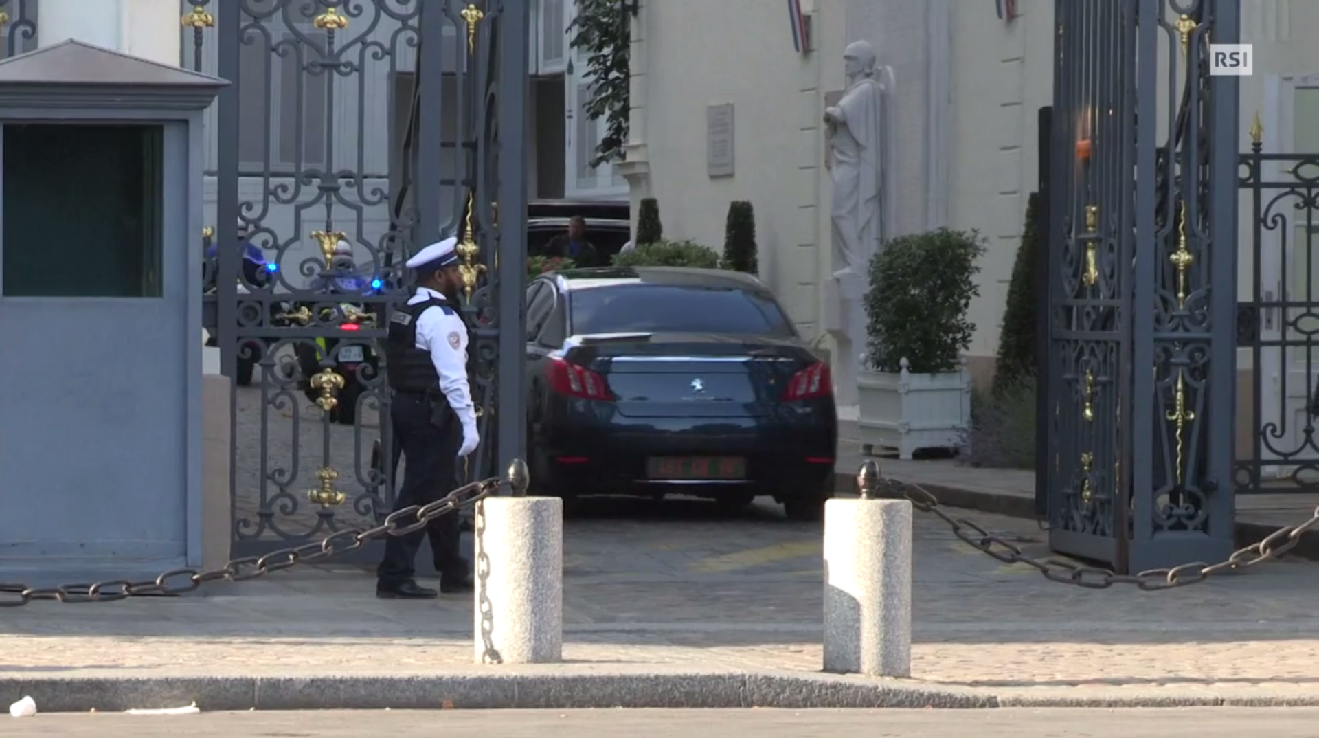 Un immagine dell arrivo di Marco Minniti a Parigi, per un incontro con Collomb e de Mazière sull emergenza migranti.