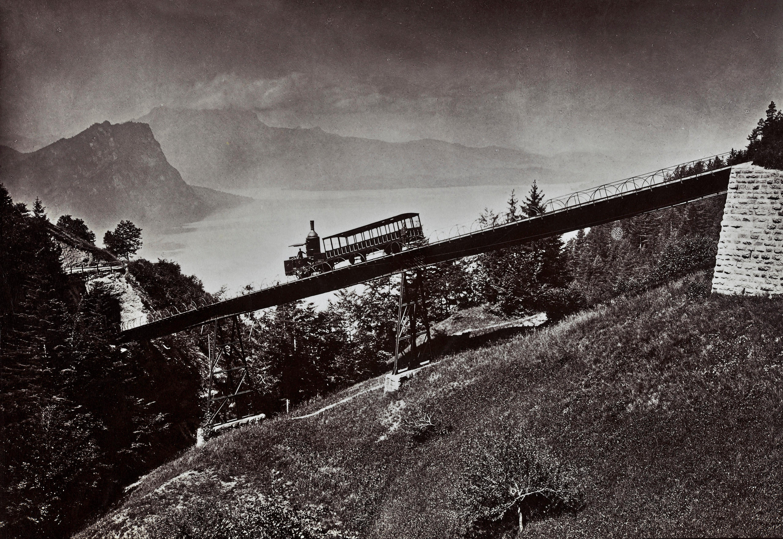 Die Rigi-Bergbahn führt über die Schnurtobelbrücke. Im Hintergrund sieht man den Vierwaldstättersee.