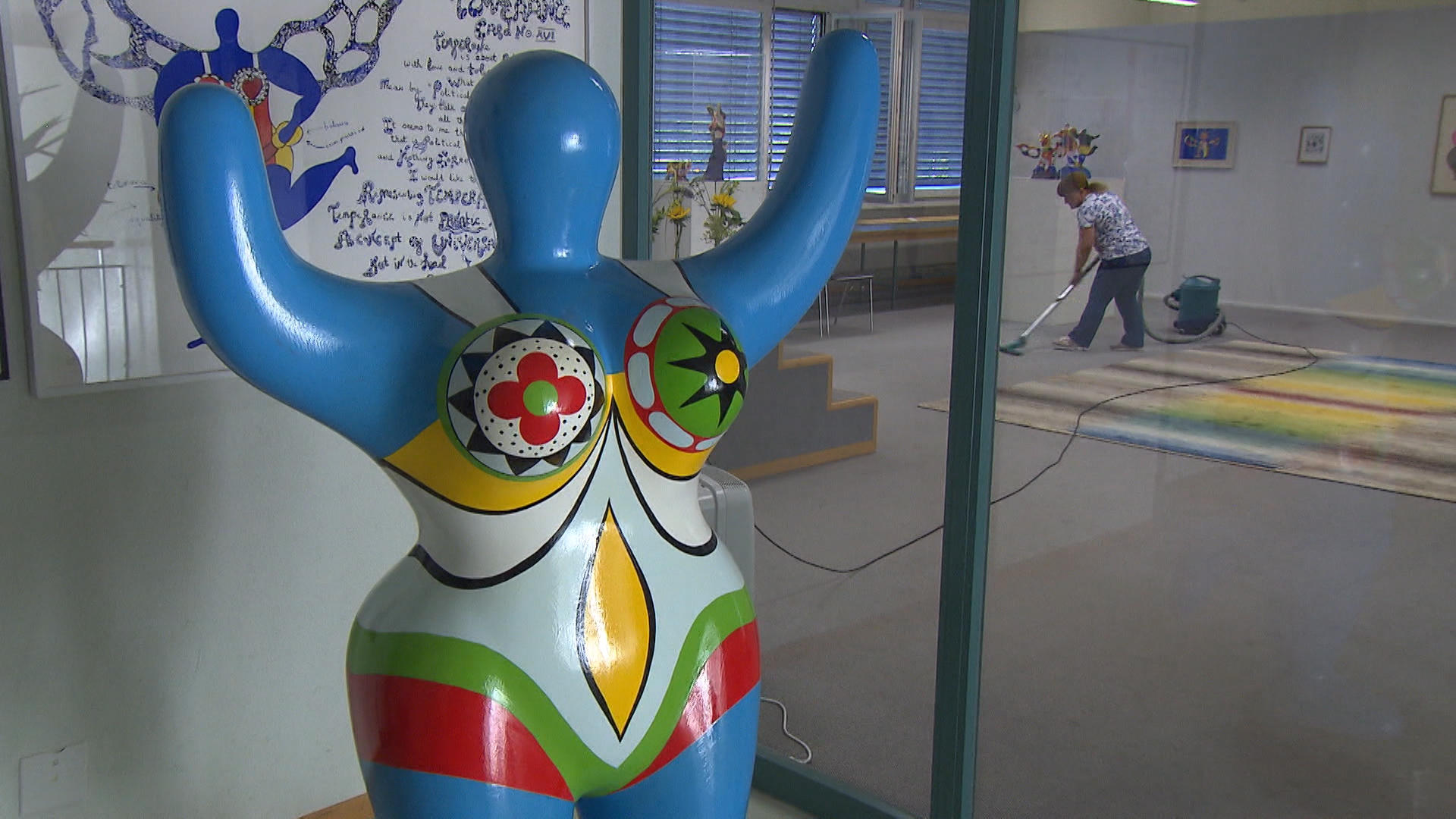 Niki de Saint Phalle statue - blue woman arms raised