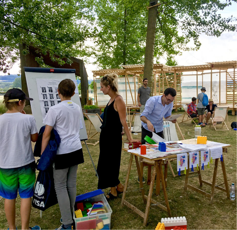 Partecipanti e animatori in piena attività alla caccia al tesoro della democrazia.