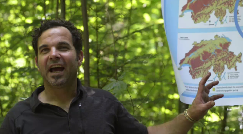 Jonas Walther explique aux participants les conséquences du réchauffement climatique sur la forêt.