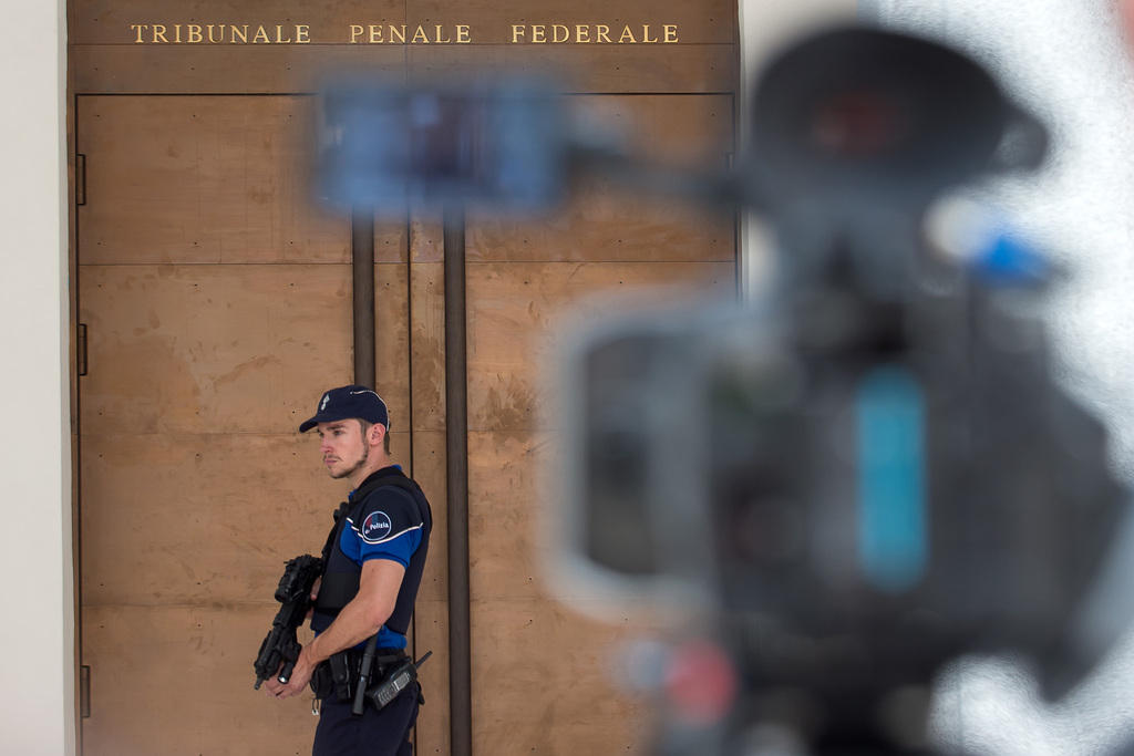 Un agente di sicurezza armato di mitra all entrata del Tribunale Penale Federale.