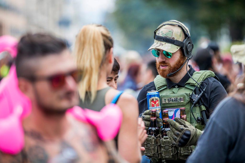 Gente che balla alla Street Parade di Zurigo