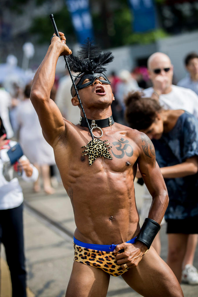 Gente che balla alla Street Parade di Zurigo