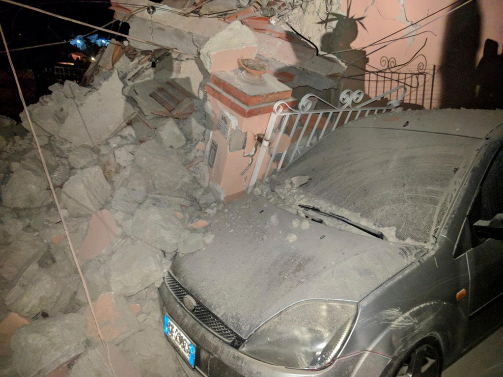 auto sepolta dalle macerie a Ischia
