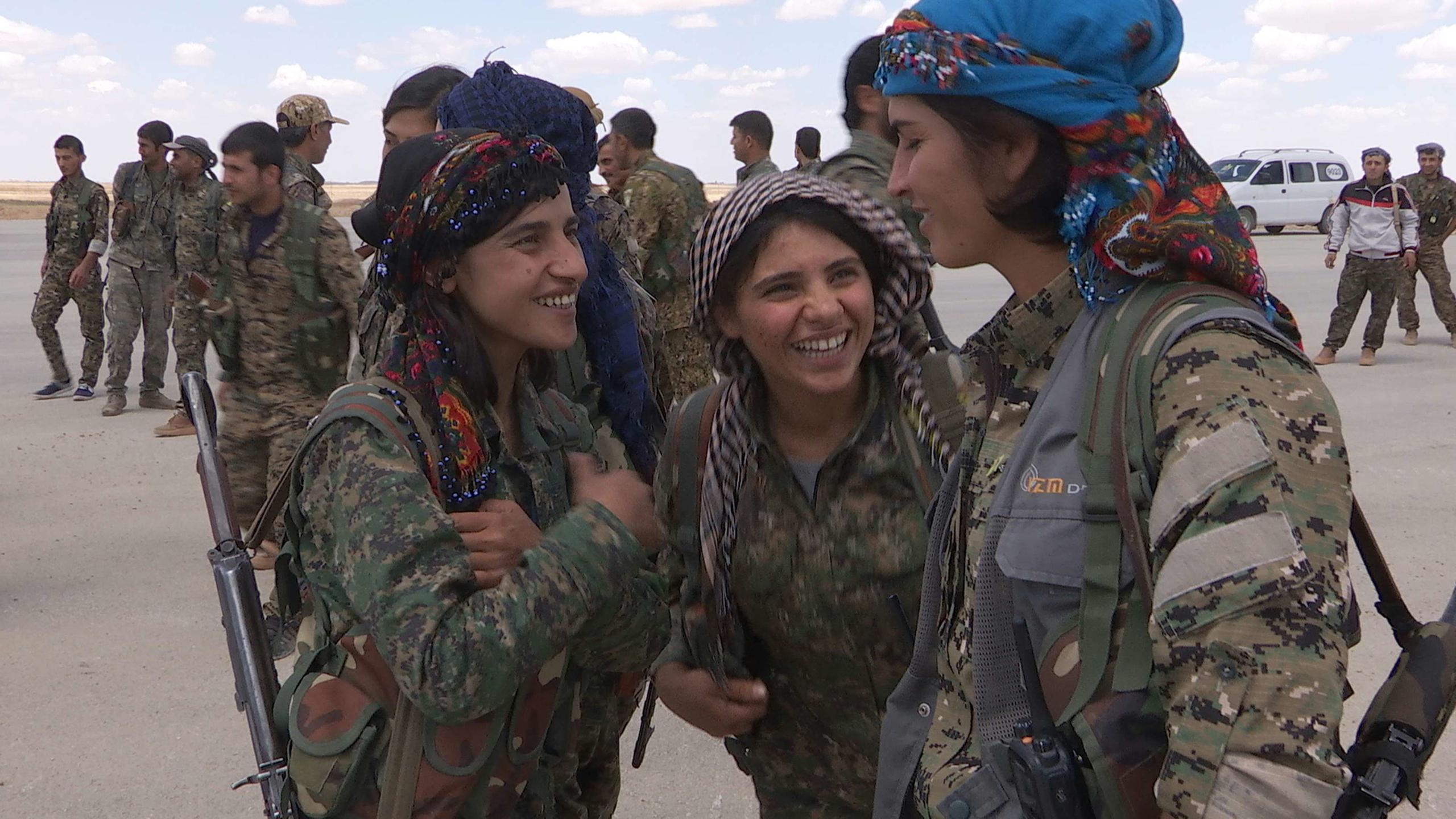 مقاتلات كرديات في سوريا في لقطة من فيلم: فتيات على خط النار