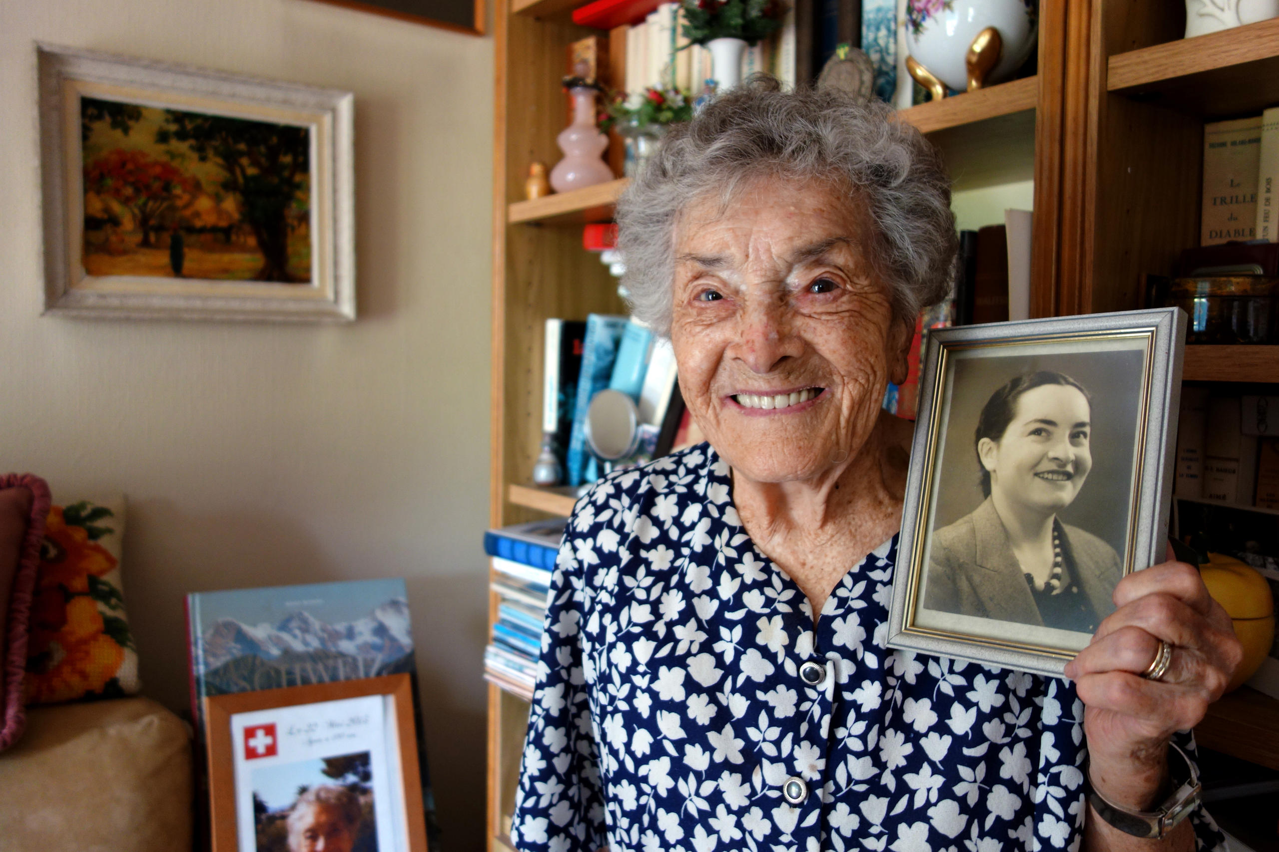 Agnes Parodi hält ein Bild von sich selber im Alter von 22 Jahren.