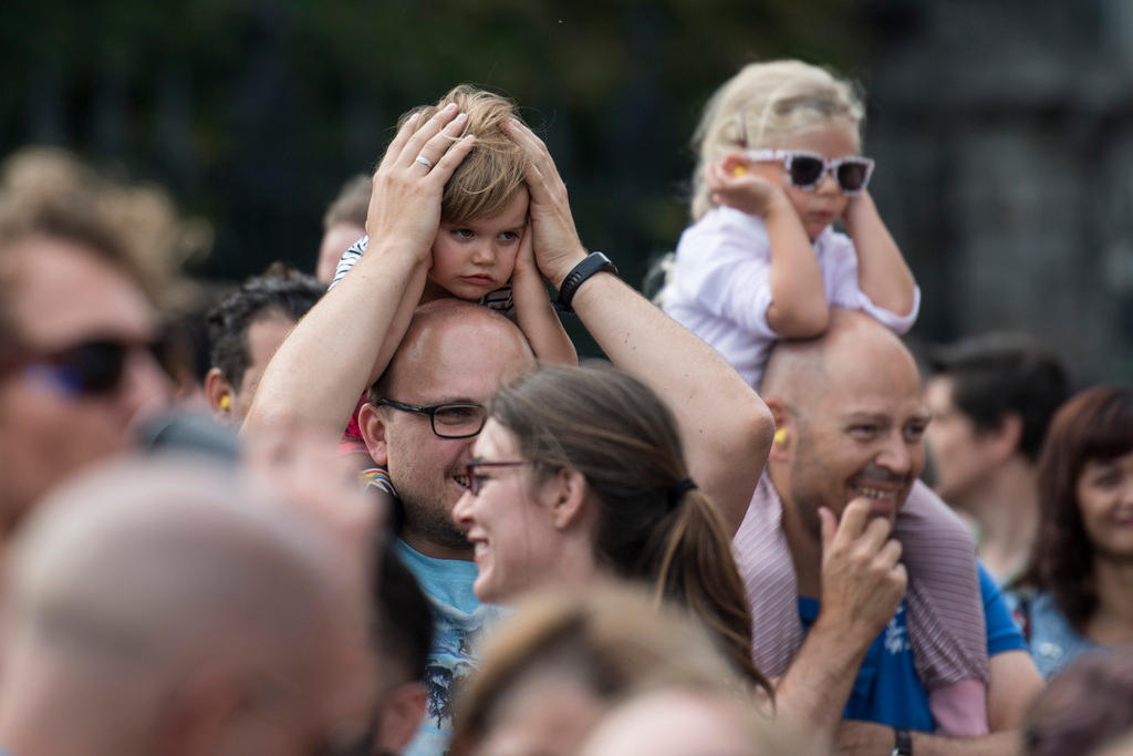 Gente che balla alla Street Parade di Zurigo