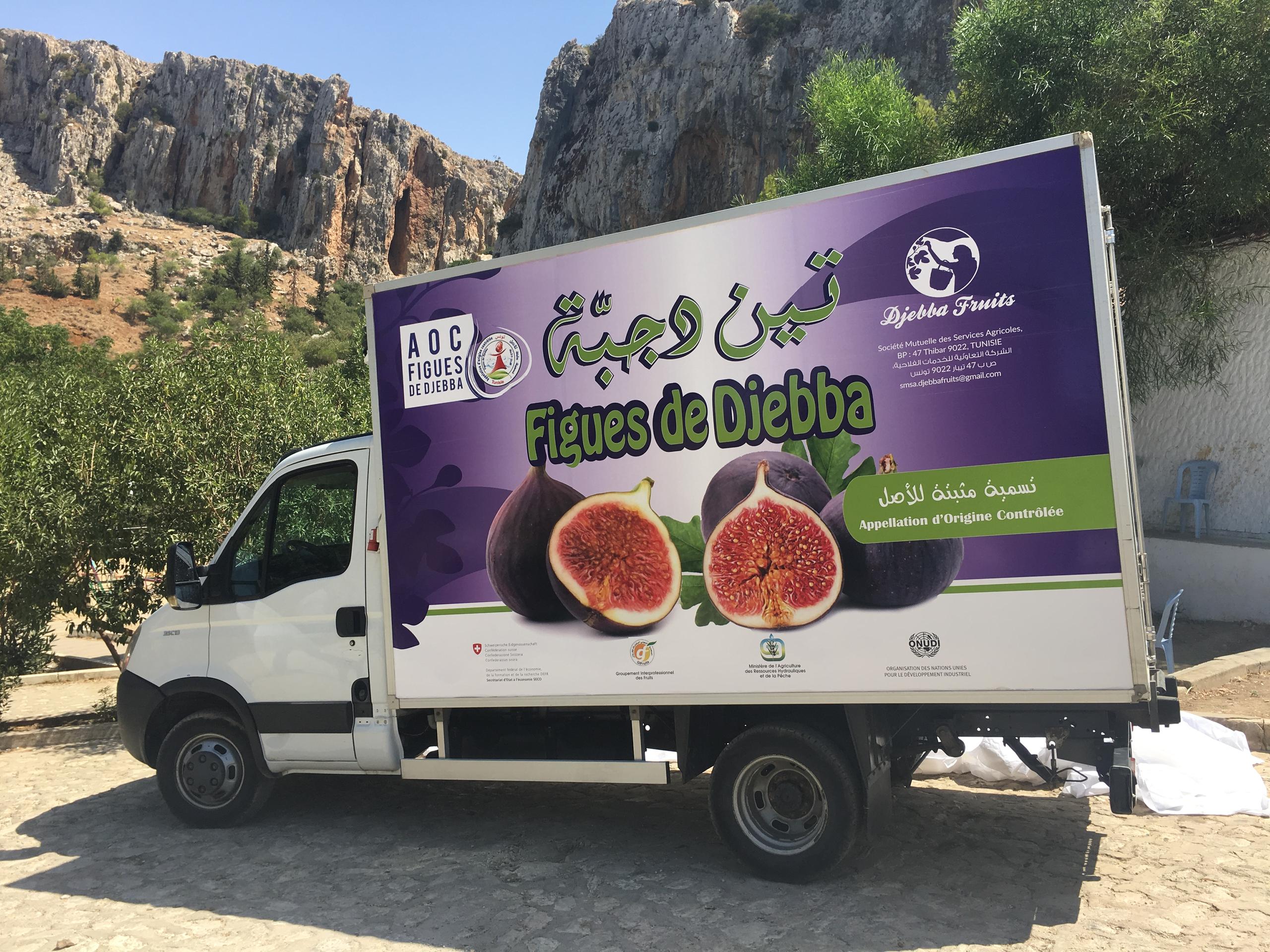شاحنة مبردة مخصصة لنقل صنف ممتاز من التين في تونس