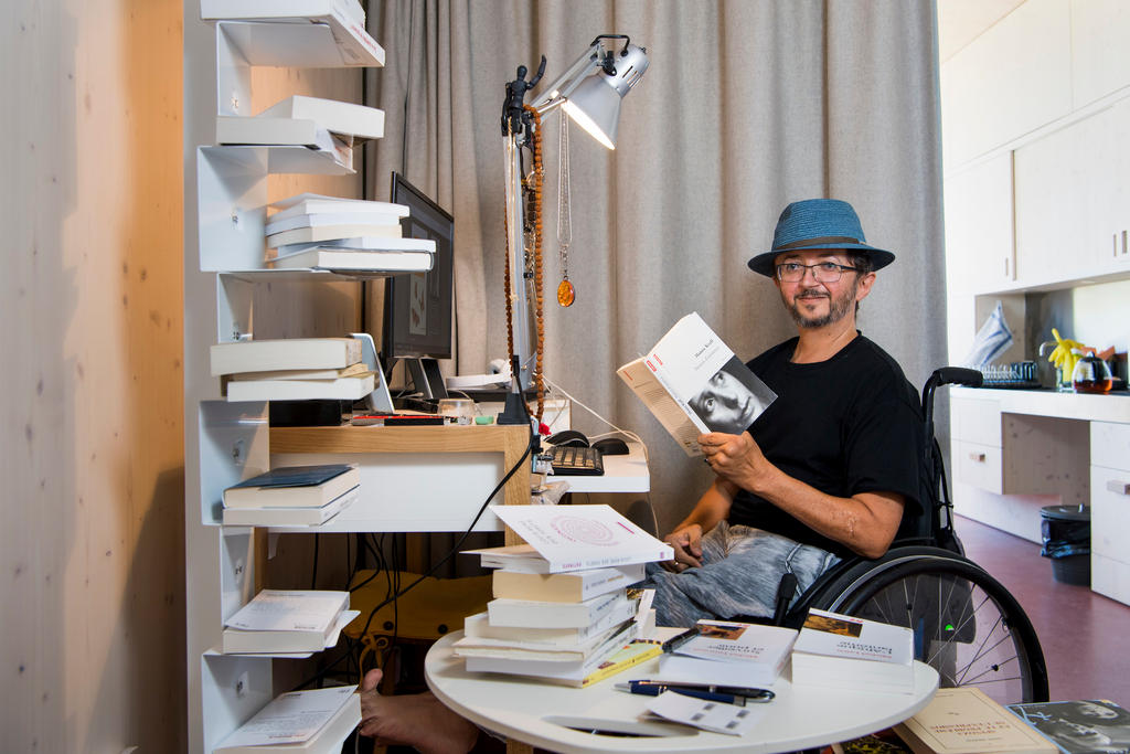 Swiss author Philipp Rahmy in an office