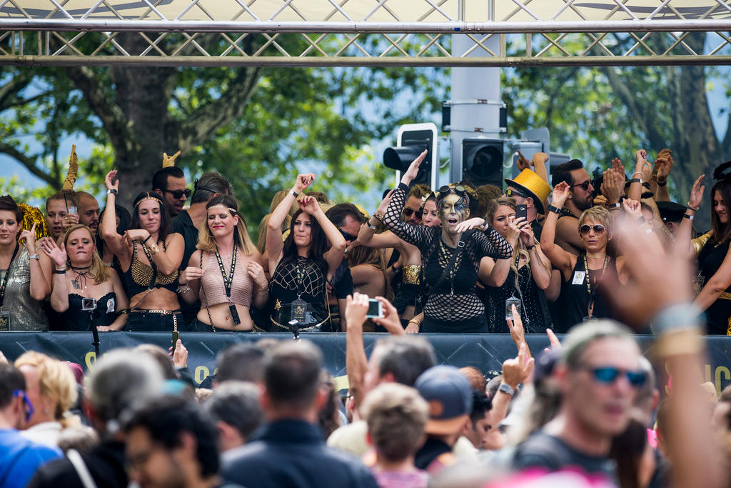 Gente che balla alla Street Parade di Zurigo