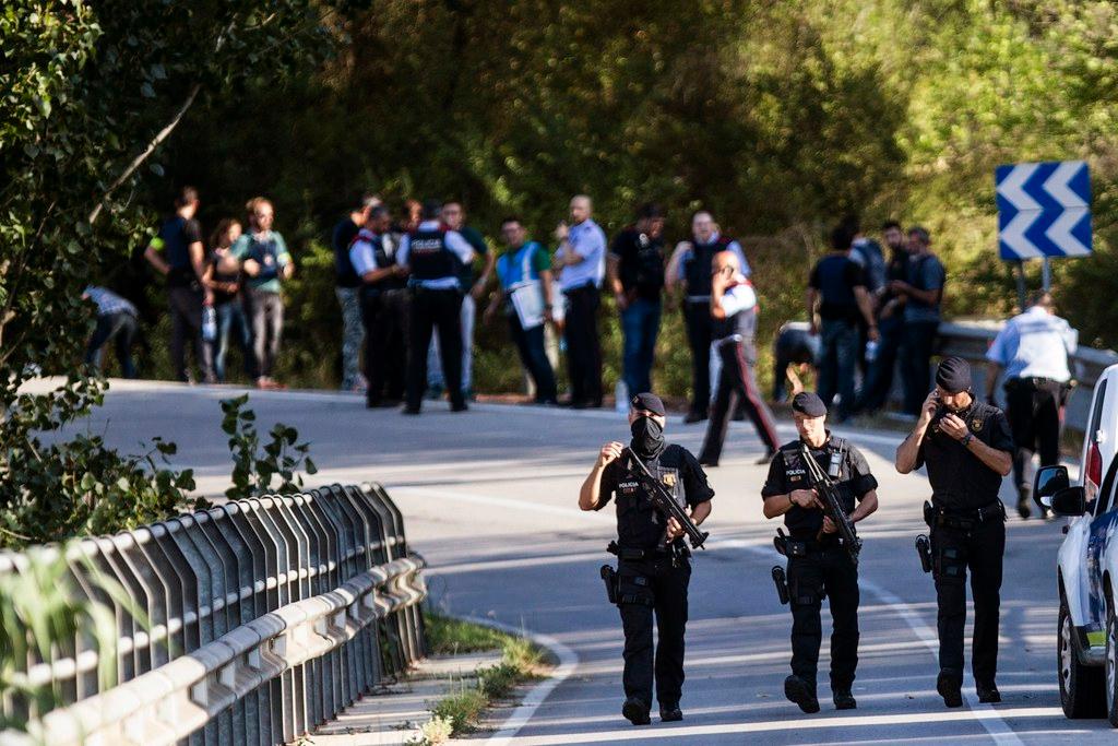 Poliziotti armati su una strada